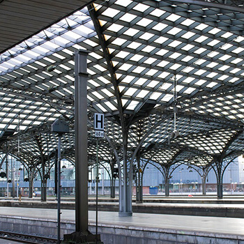 Projektowanie wnętrza restauracji: Kluczowe aspekty tworzenia atrakcyjnej przestrzeni dla gości